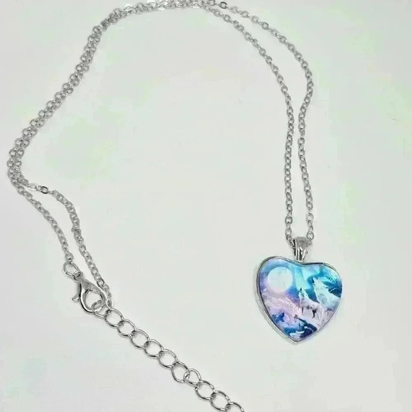 NWOT Beautiful Heart Shaped Wolf Necklace - Picture 2 of 3